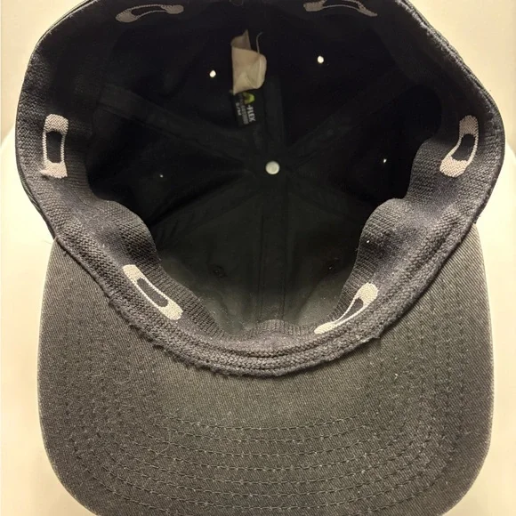Oakley Men's Black Cap with Silver Logo - Picture 5 of 6